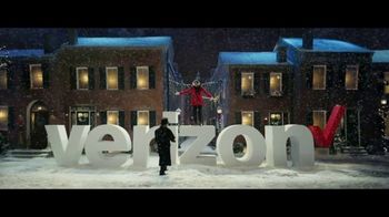 Verizon TV Spot, 'Tis the Season: Apple Products and Unlimited Plans: $1,900 Savings' Featuring Cecily Strong, Paul Giamatti - Thumbnail 3
