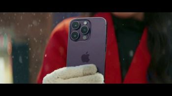 Verizon TV Spot, 'Tis the Season: Apple Products and Unlimited Plans: $1,900 Savings' Featuring Cecily Strong, Paul Giamatti - Thumbnail 4