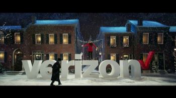 Verizon TV Spot, 'Tis the Season: Free 5G Phone' Featuring Cecily Strong, Paul Giamatti - Thumbnail 2